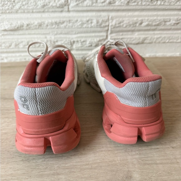 On Running Cloudflyer pink white size 9.5 support lightweight breathable - Picture 3 of 7